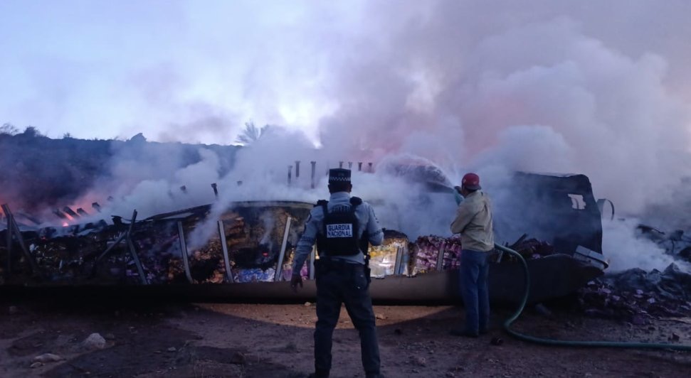 Mueren un adulto y un menor tras chocar contra tráiler en Cuencamé