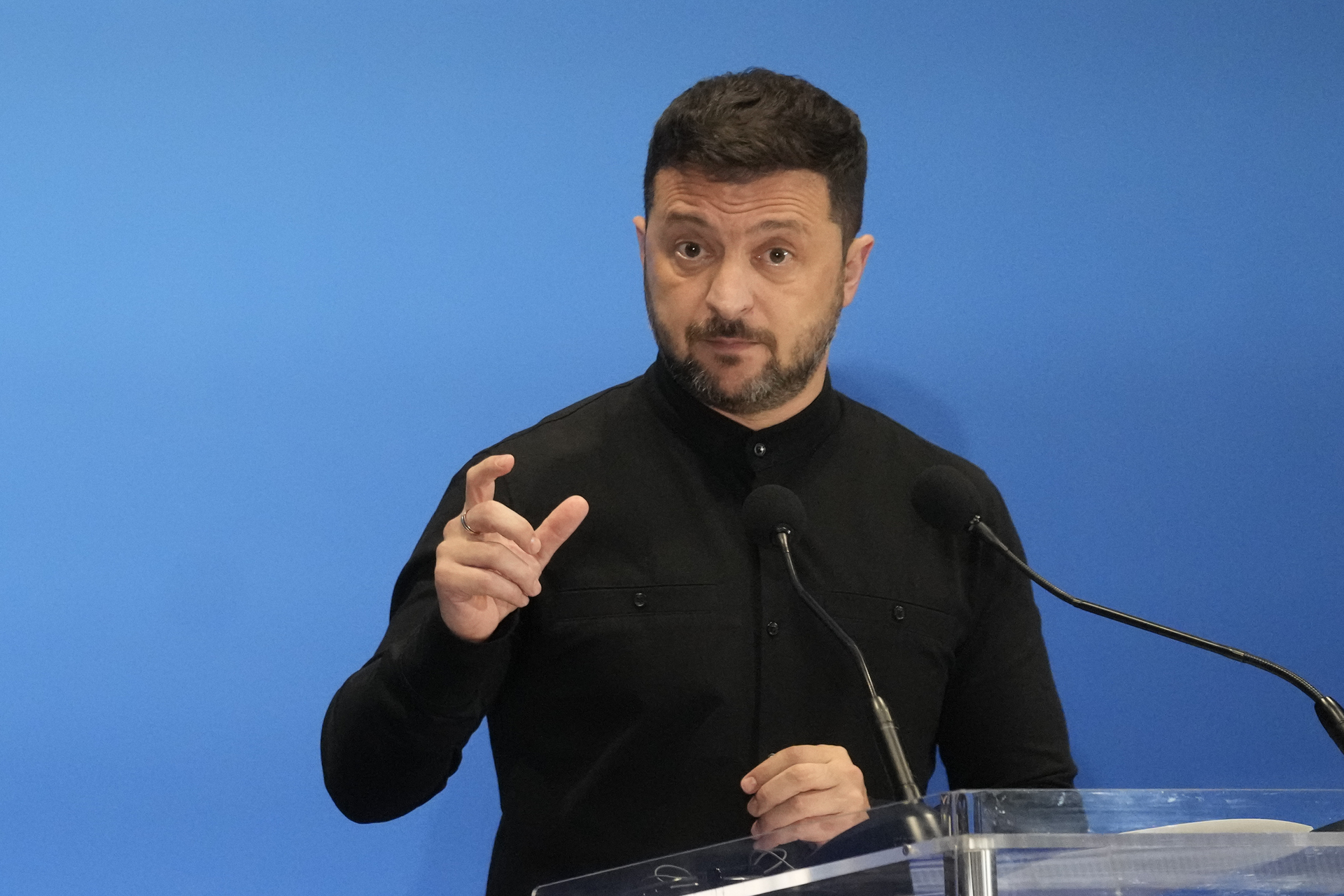 Zelenski ratifica ley que permite a mayores de 60 años alistarse en el Ejército de Ucrania