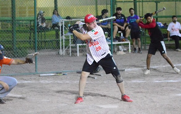 Liga de Softbol de Bola Puesta entra en recta final rumbo a los playoffs