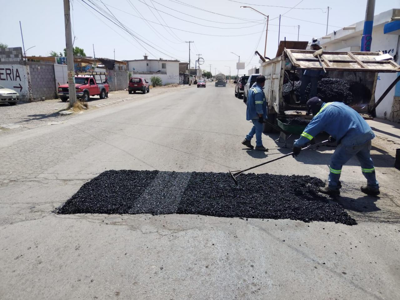 Realizan trabajos permanentes de bacheo en Gómez Palacio