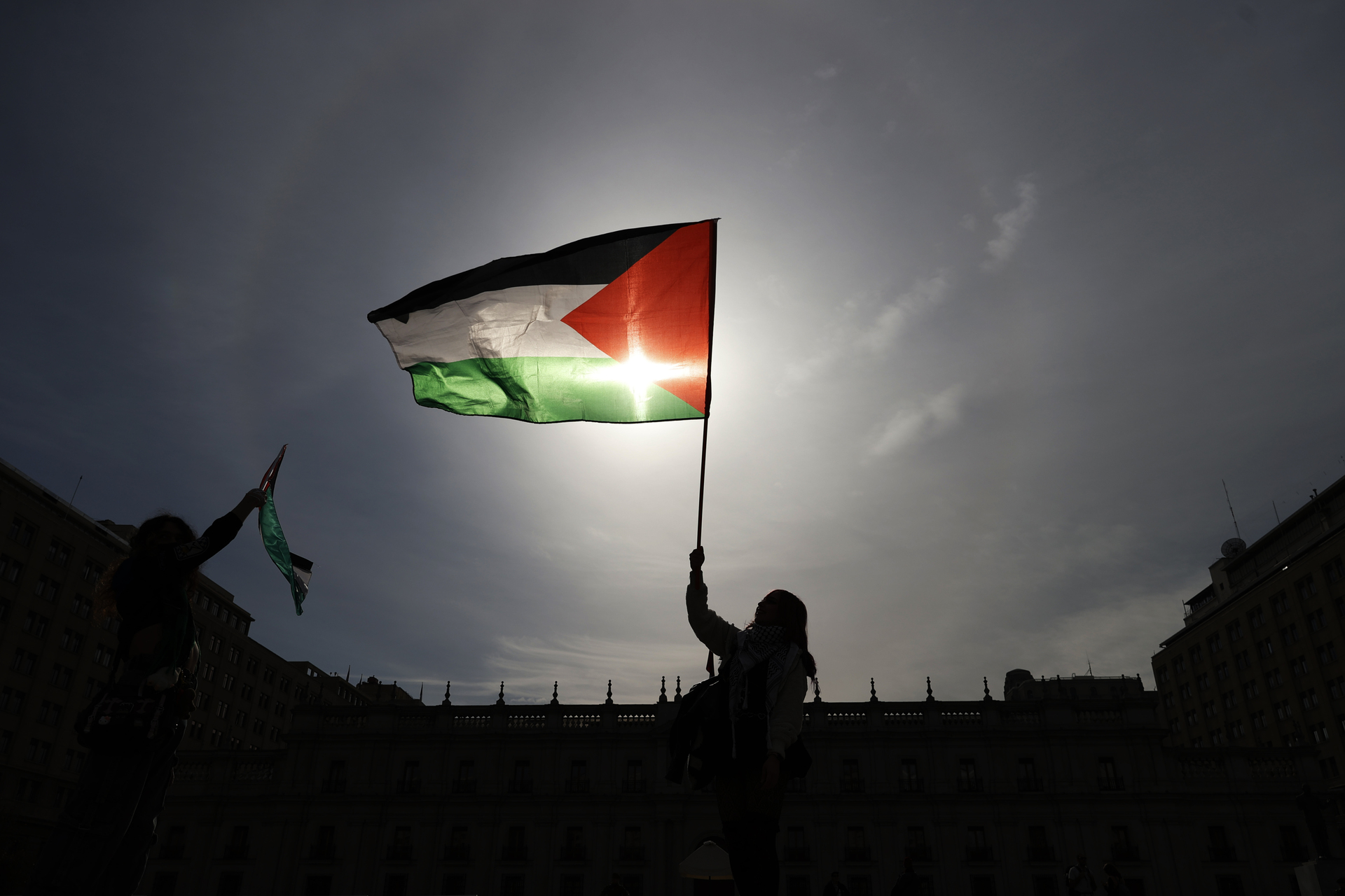 Personas participan durante una manifestación por Palestina, exigiendo al gobierno chileno cortar las relaciones con Israel y el fin del genocidio en Gaza, el pasado 14 de junio frente al palacio de La Moneda, en Santiago. EFE