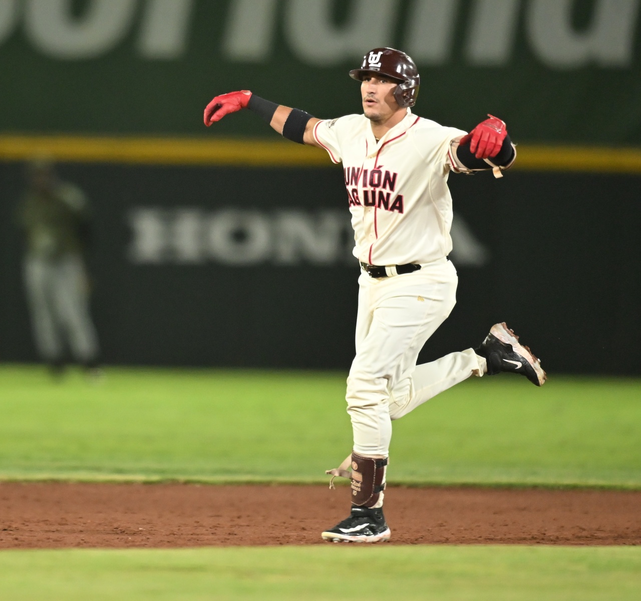 El jardinero Nick Torres celebra su cuadrangular con las bases llenas, que definió el segundo de la serie ante Tijuana.
