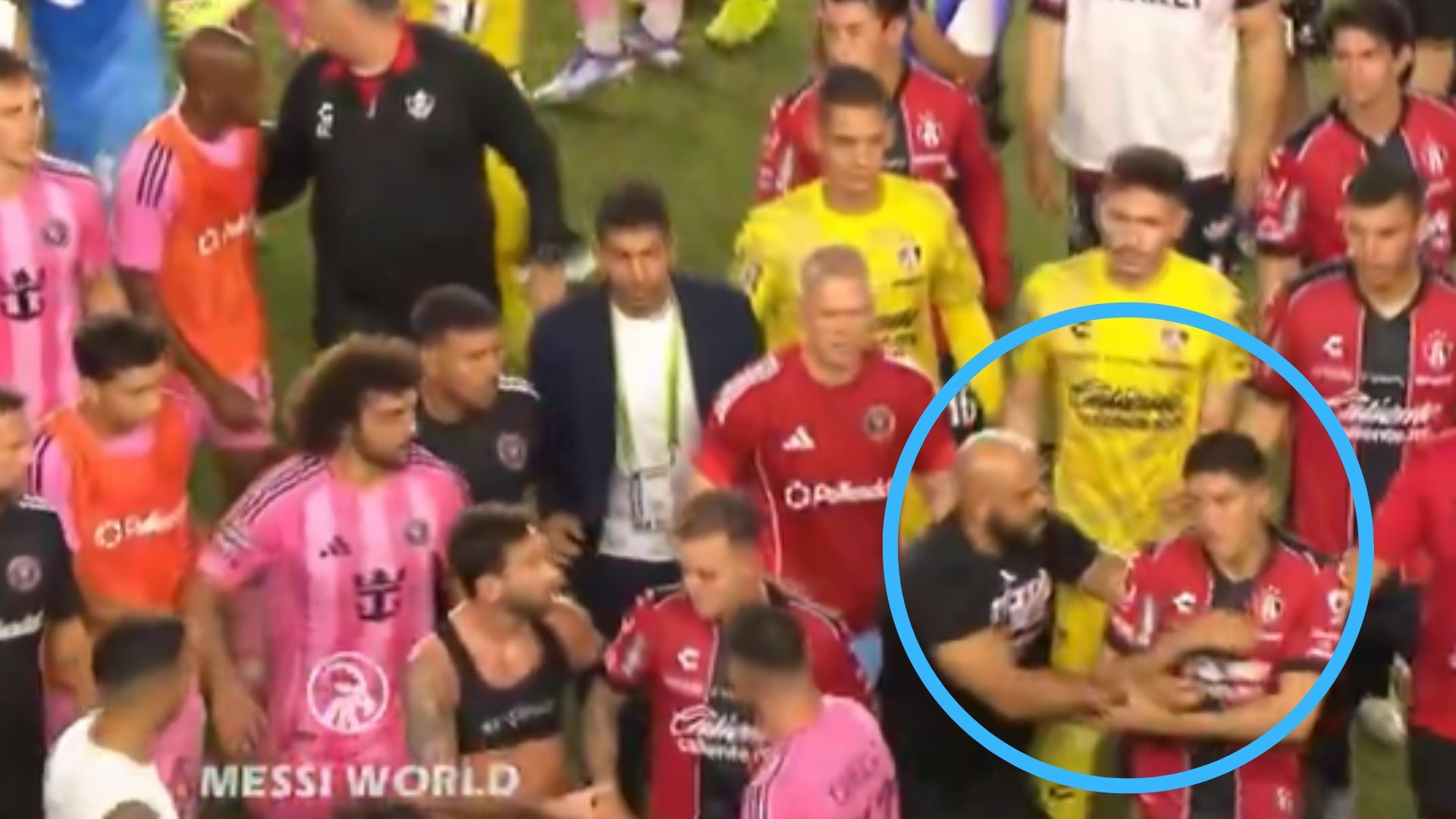 Guardaespaldas de Messi confronta a jugadores de Atlas tras derrota en el último minuto | Video