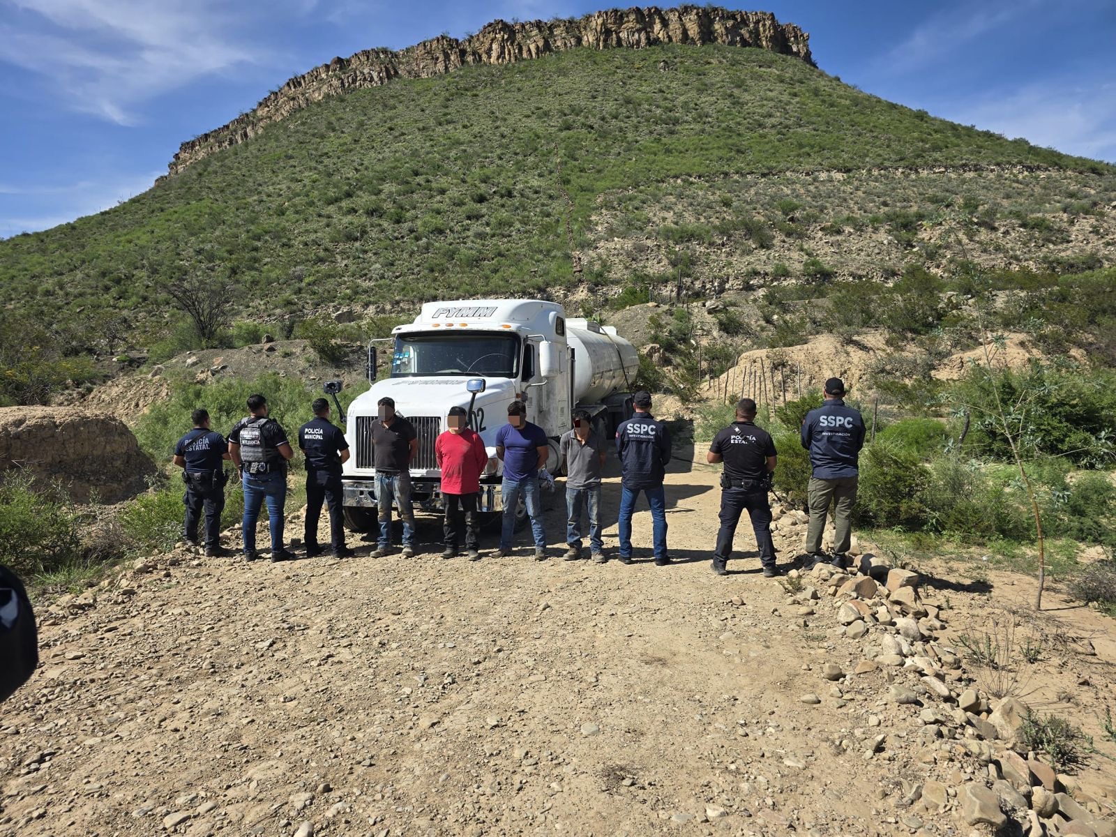 Detienen a 5 personas además de asegurar 44 mil litros de hidrocarburo y una pipa