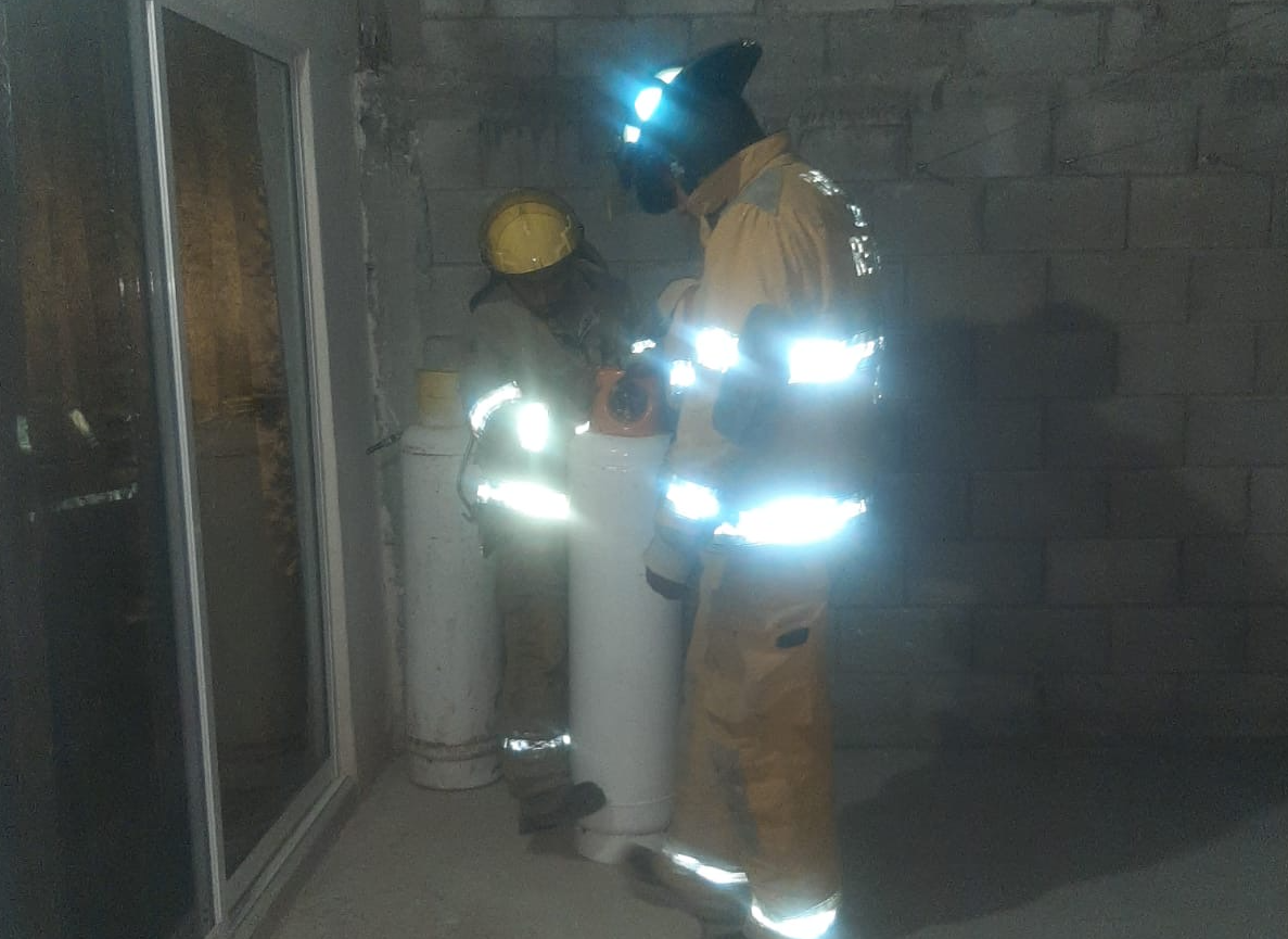 Bomberos controlan fuga de gas por cilindro en mal estado en Lerdo