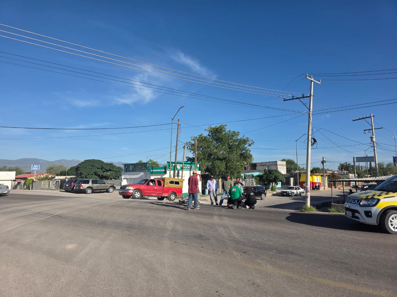 Camioneta arrolla a una joven en motocicleta en Lerdo, fue hospitalizada