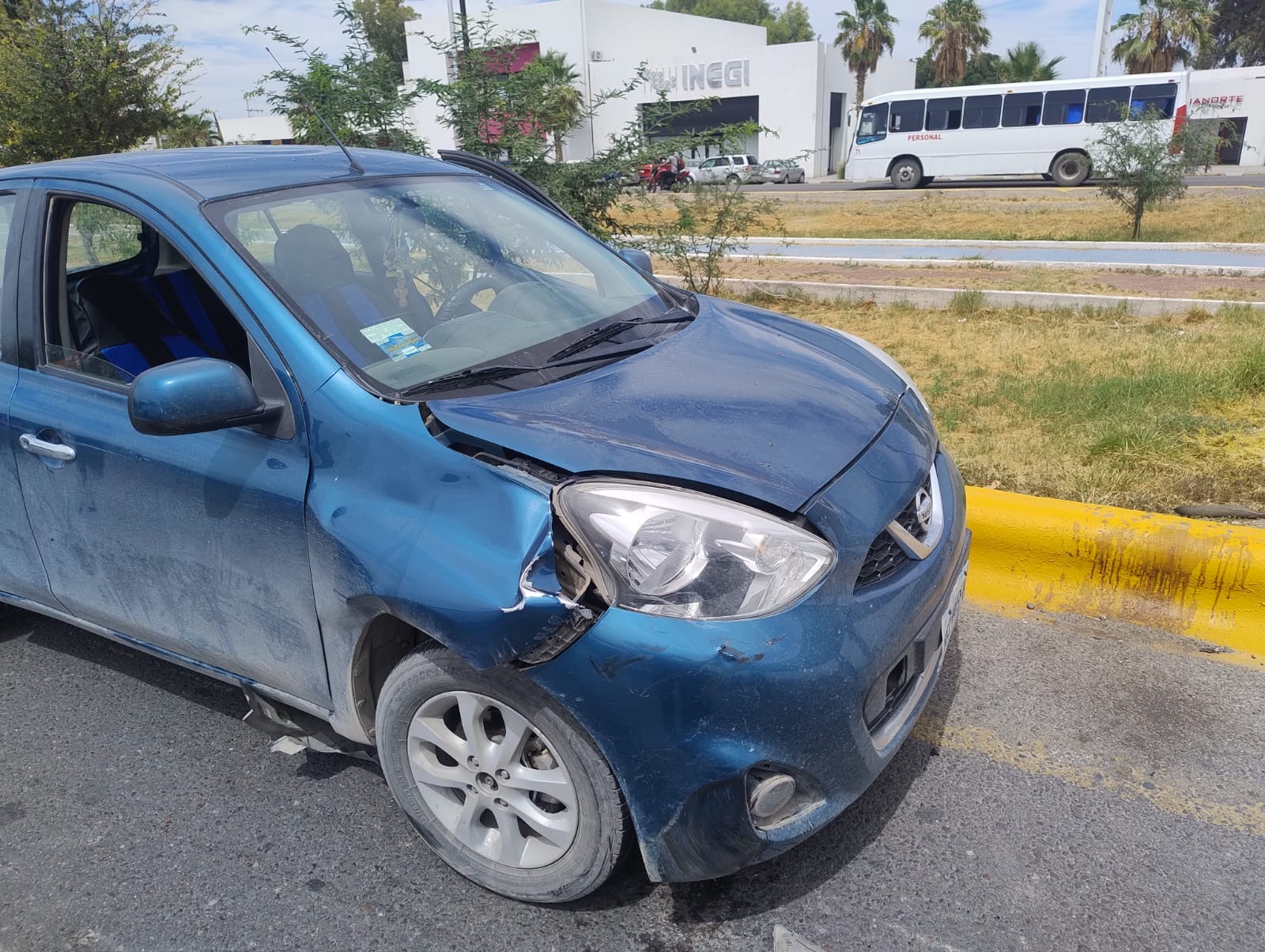 Pareja en moto es arrollada por auto frente al la colonia Fidel Velázquez de Gómez Palacio