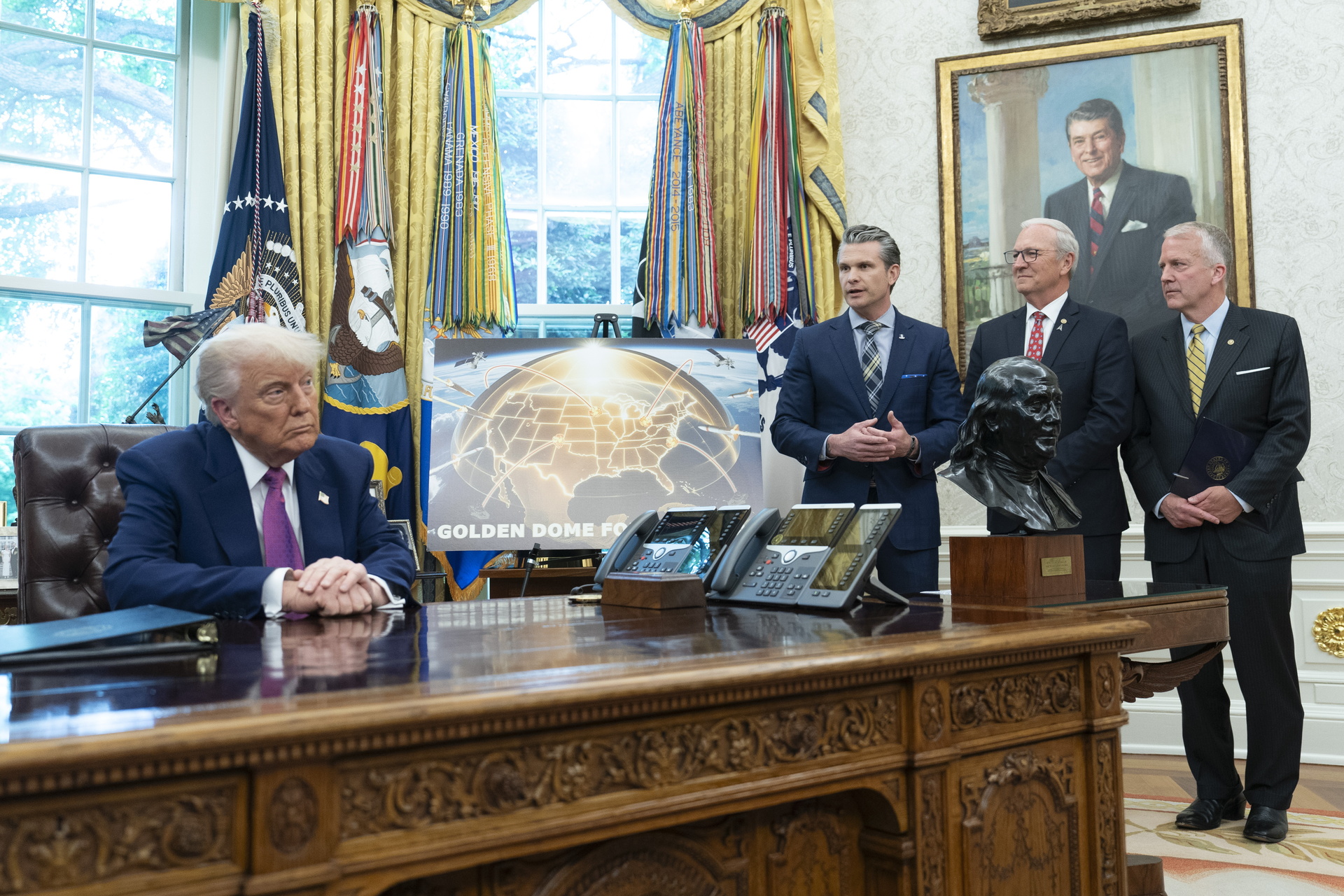 Donald Trump anunció el 20 de mayo el proyecto Domo Dorado, el cual tiene un costo estimado de 175 mil millones de dólares. Foto Chris Kleponis EFE
