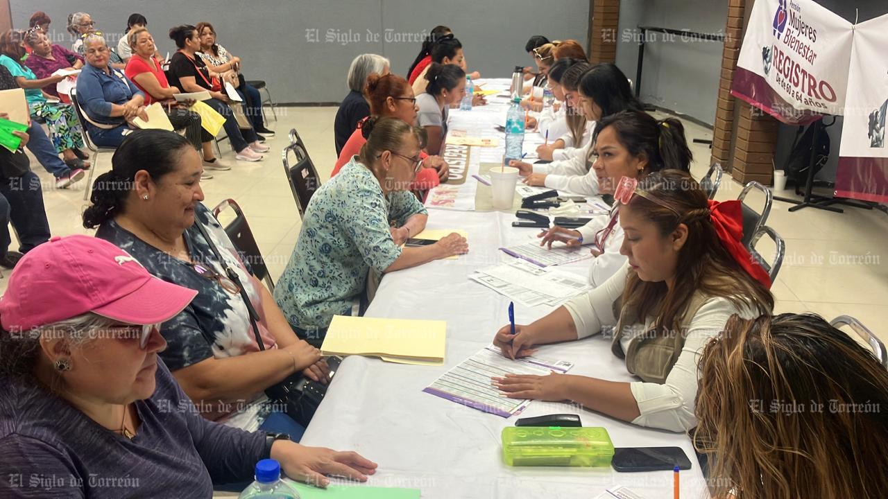 Abarrotan primer día de registro de la Pensión Mujeres Bienestar en Gómez Palacio
