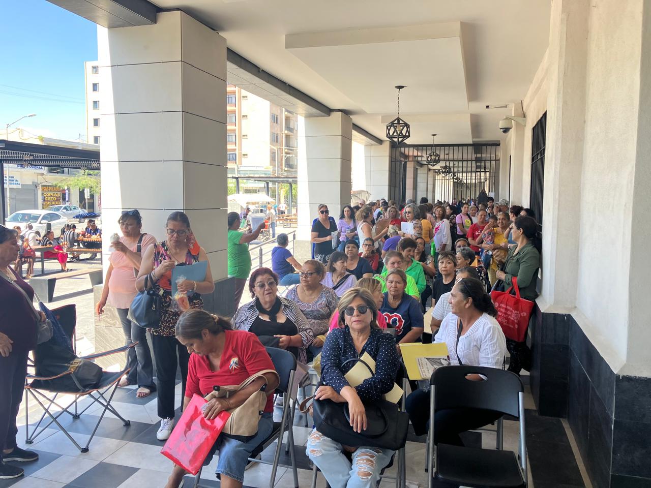 Mujeres abarrotan sede del Palacio Federal en Torreón para incorporarse a la Pensión del Bienestar