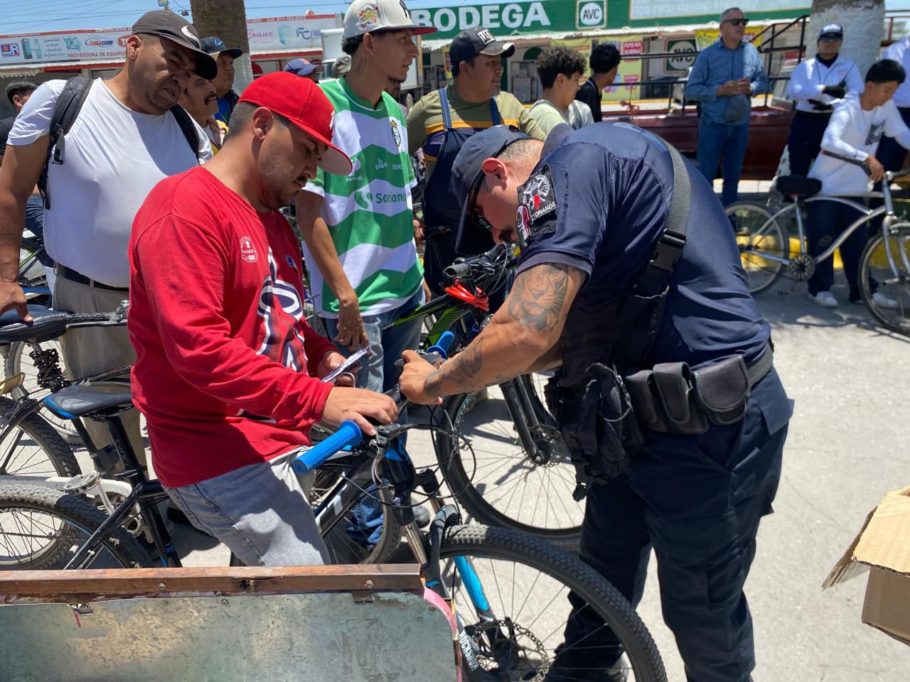 En Gómez Palacio entregan kits de lámparas para ciclistas para reforzar seguridad vial