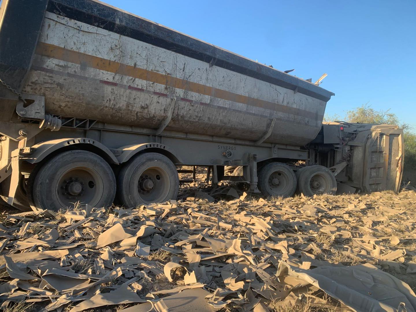 Vuelca tráiler por posible falla en los frenos en carretera Monterrey – Saltillo