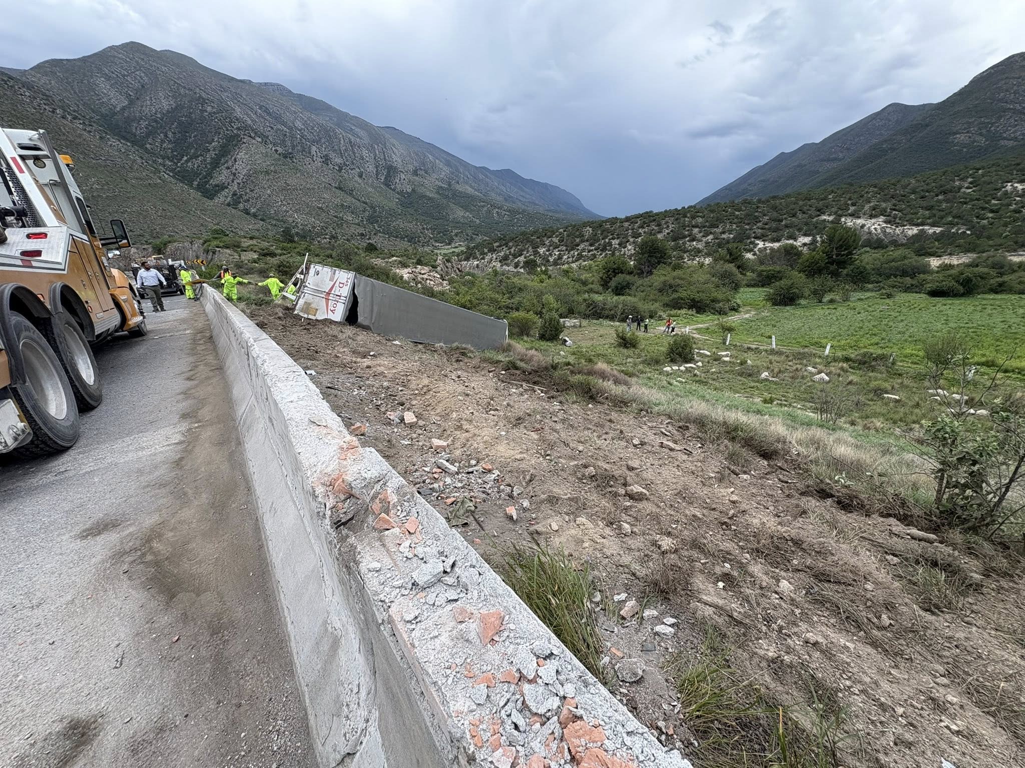 Tractocamión se vuelca en Los Chorros y deja un herido grave