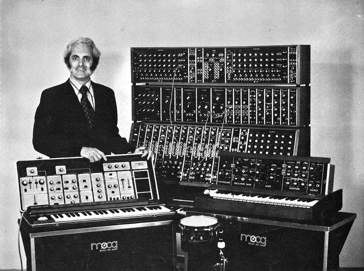 Robert Moog inventó el primer sintetizador comercial. Imagen Wikimedia.