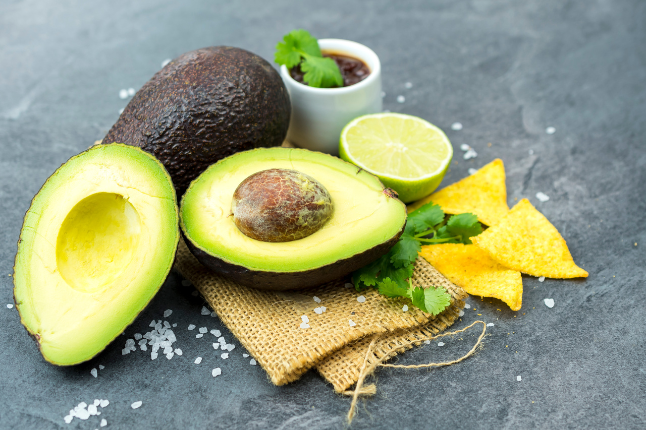 El aguacate, es uno de los frutos más nutritivos y versátiles. México lidera su producción a nivel mundial, con Michoacán a la cabeza.