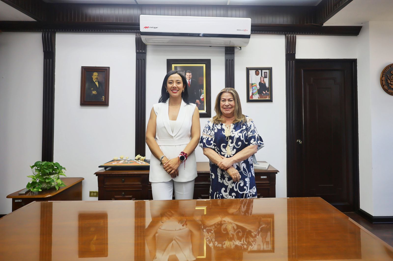Se reúne Betzabé Martínez y Leticia Herrera, a un mes del cambio de gobierno en Gómez Palacio