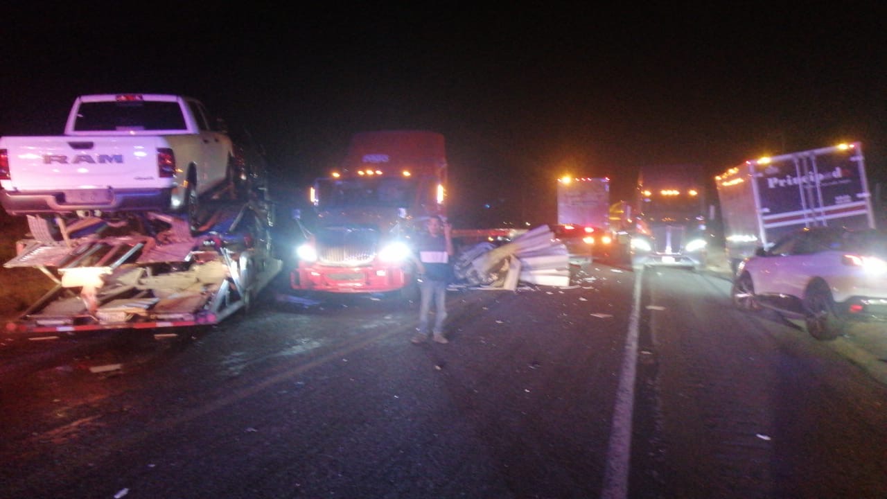 Choque entre 3 pesadas unidades dejó a un conductor lesionado de gravedad en Ramos Arizpe