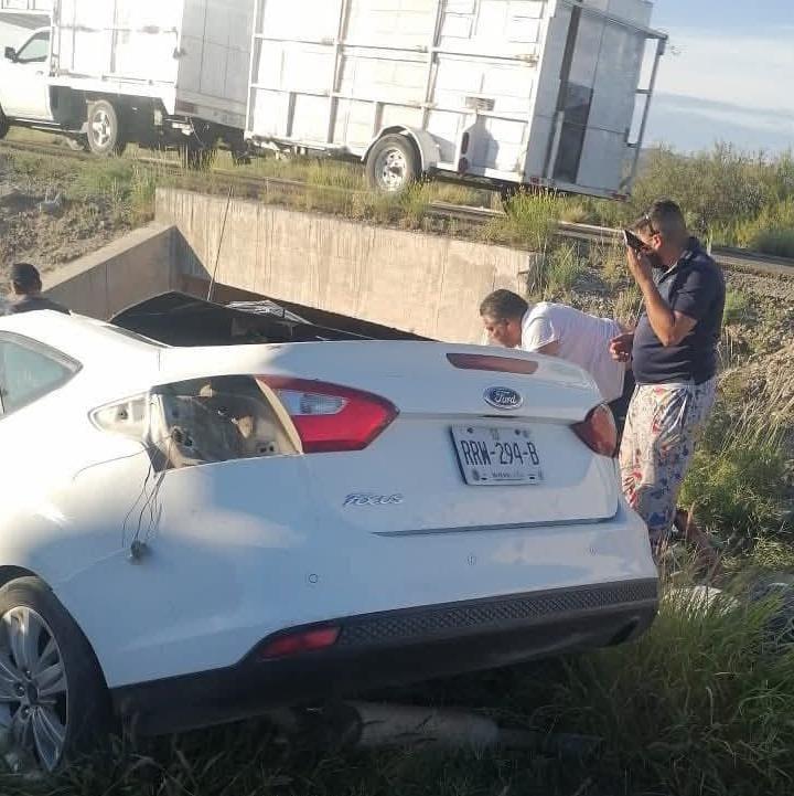 Dormita al volante y cae a un arroyo; hay tres lesionados de gravedad
