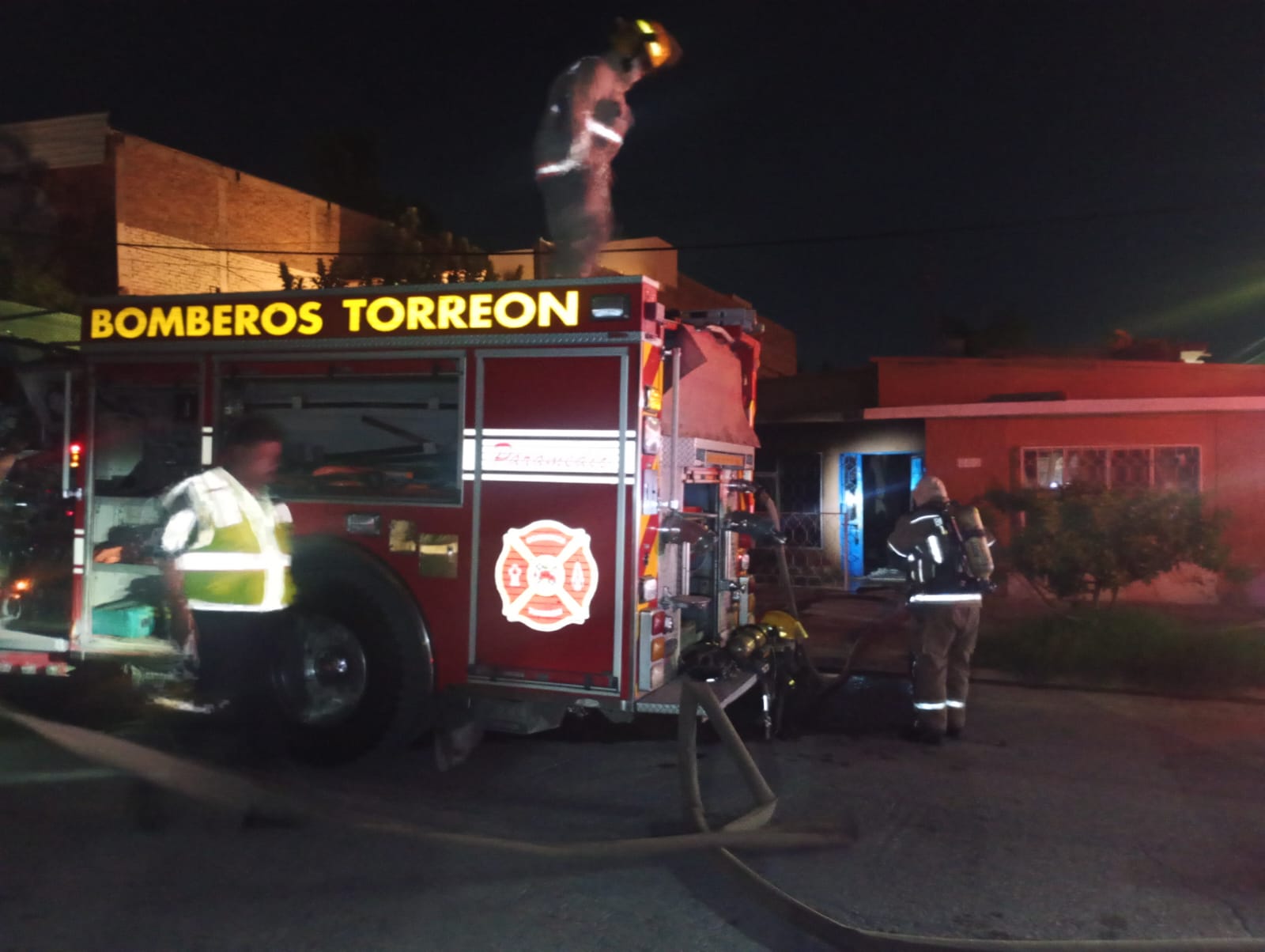 Voraz incendio consume dos habitaciones en vivienda de la colonia Luis Echeverría