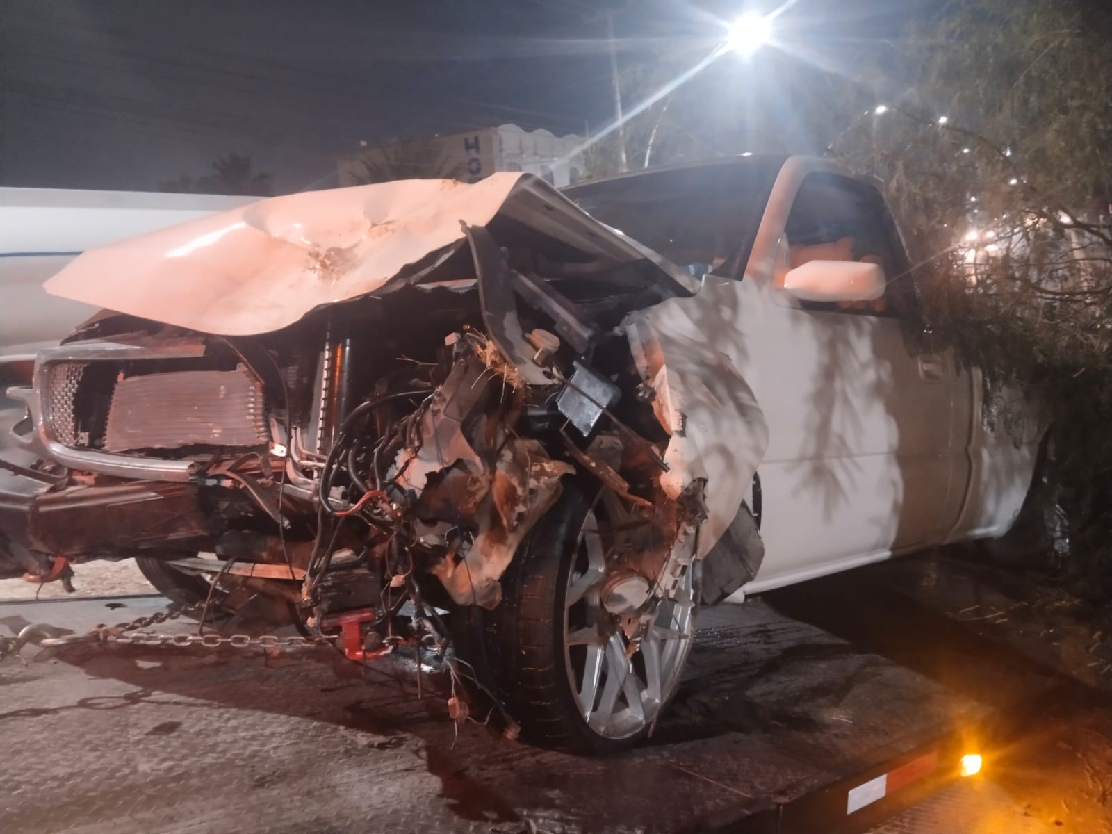 Conductor destroza su camioneta tras chocar contra un palma y un árbol en la carretera Gómez Palacio-Jiménez