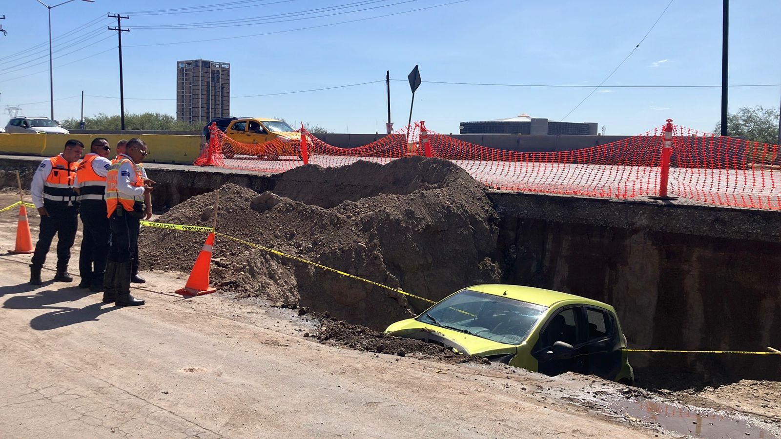 Auto cae a zanja de construcción en la colonia Villa Florida de Torreón 