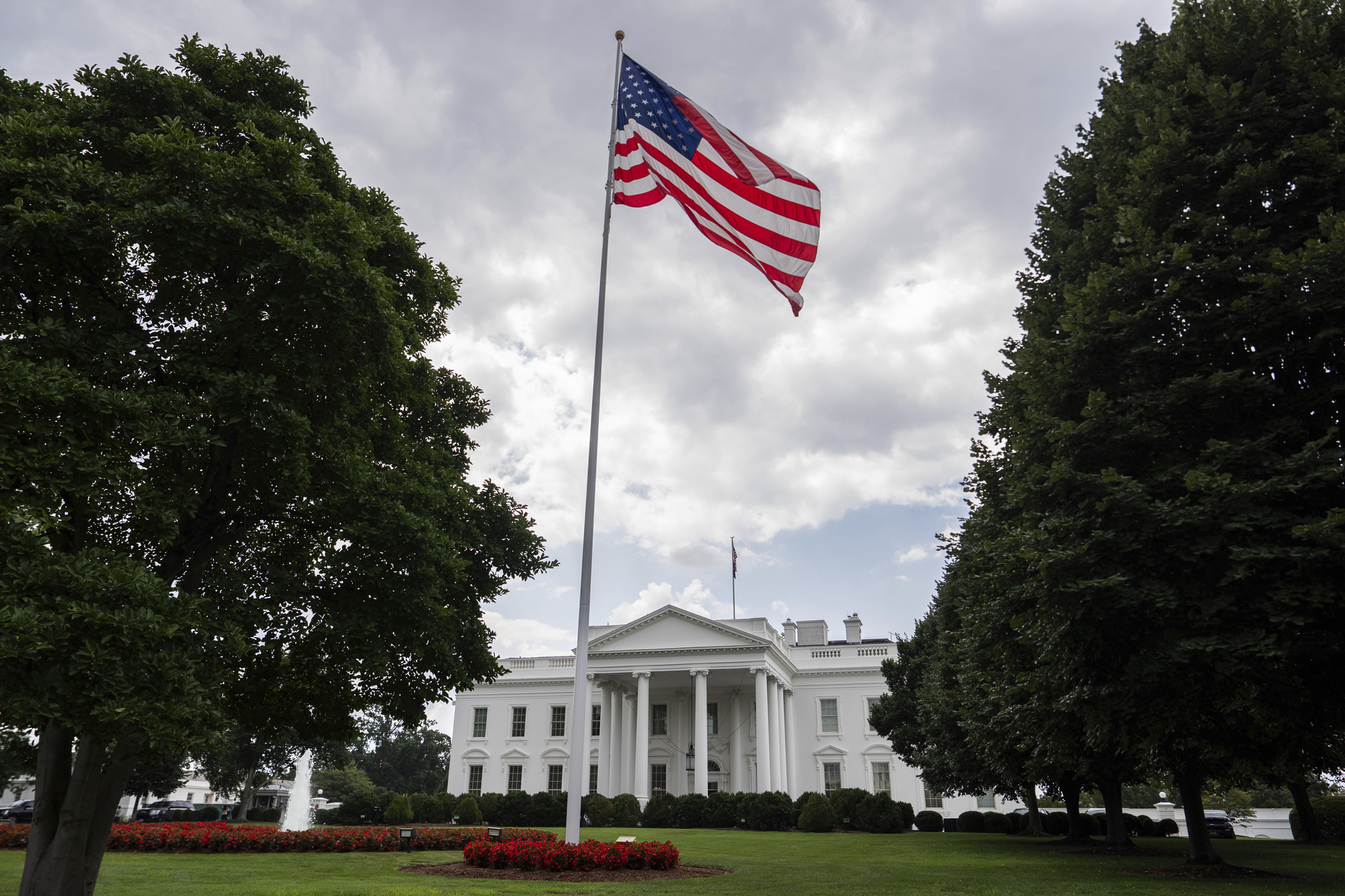 Casa Blanca reconoce debilidad en cifras de empleo de julio