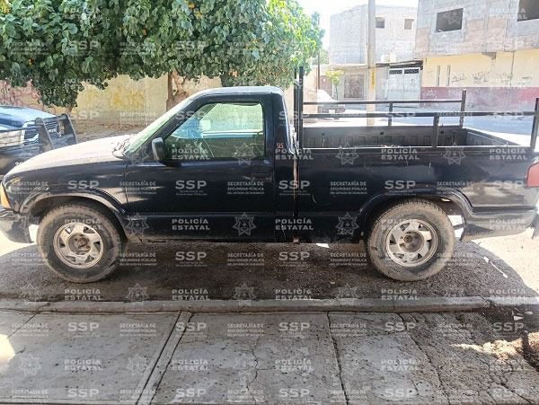 Aseguran camioneta robada en la colonia Cerro de la Cruz de Lerdo