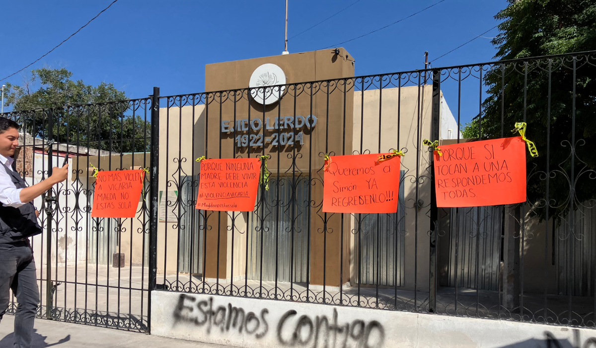 Colectiva toma instalaciones en Lerdo para exigir regreso de Simón Ángel
