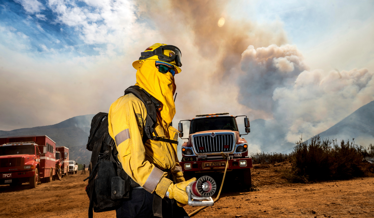Incendio en el centro de California deja 3 heridos y amenaza viviendas