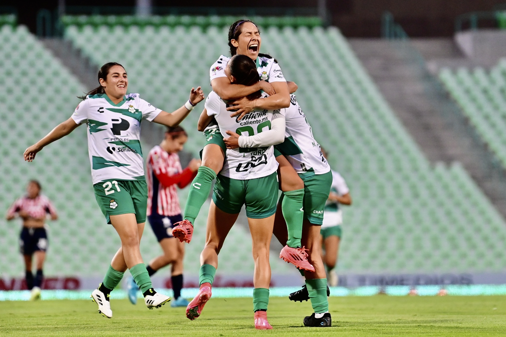 Extra, Extra... Ganan las Guerreras a Chivas en el Estadio Corona