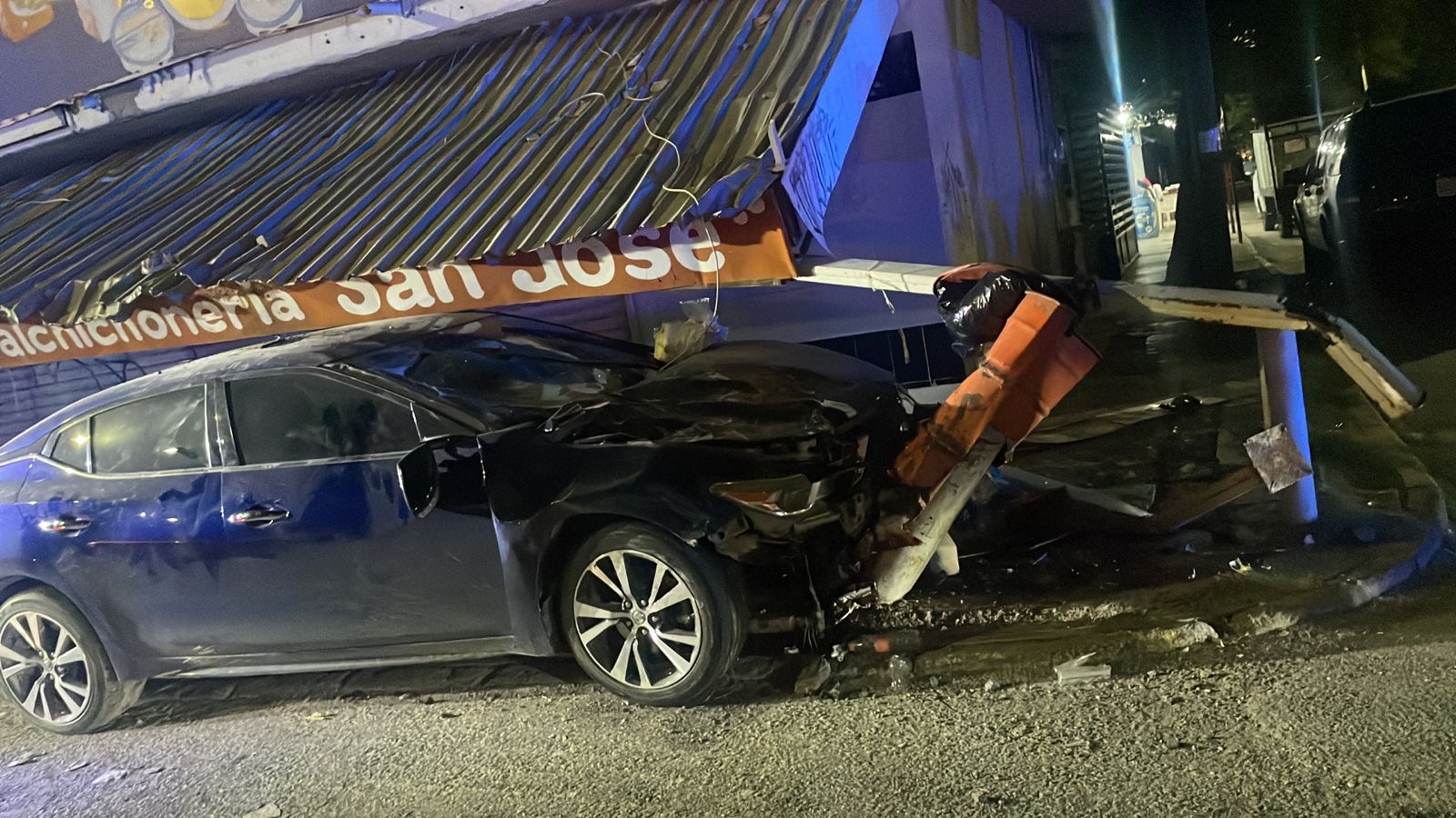 Joven y ebrio conductor choca contra puesto de hamburguesas y un tejabán, fue detenido