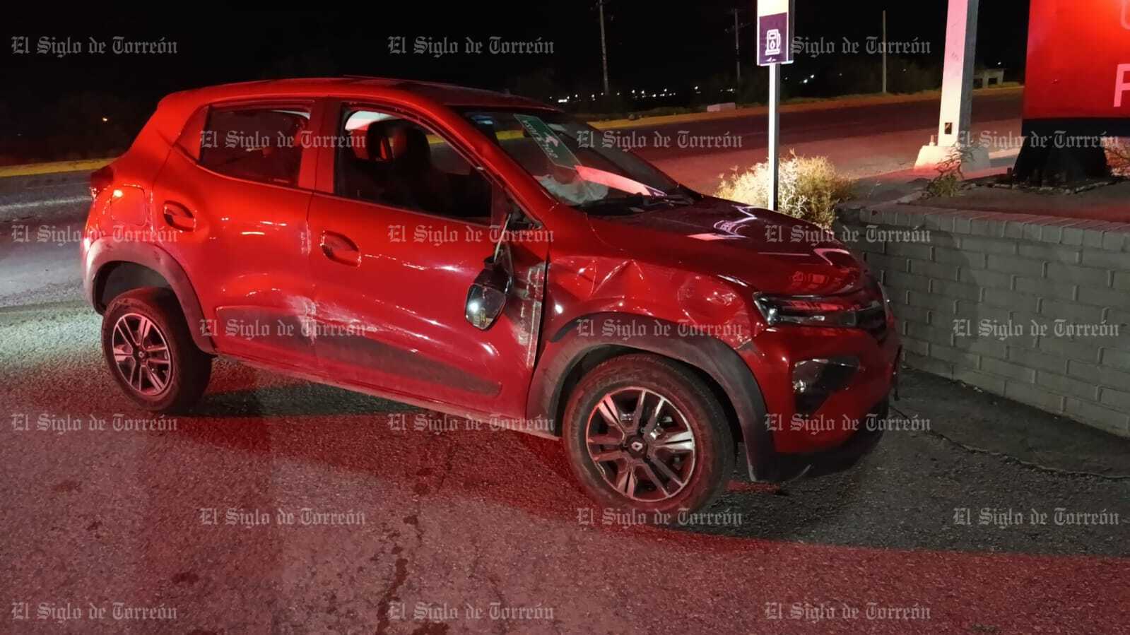 Hallan vehículo volcado y abandonado en la carretera Torreón-San Pedro