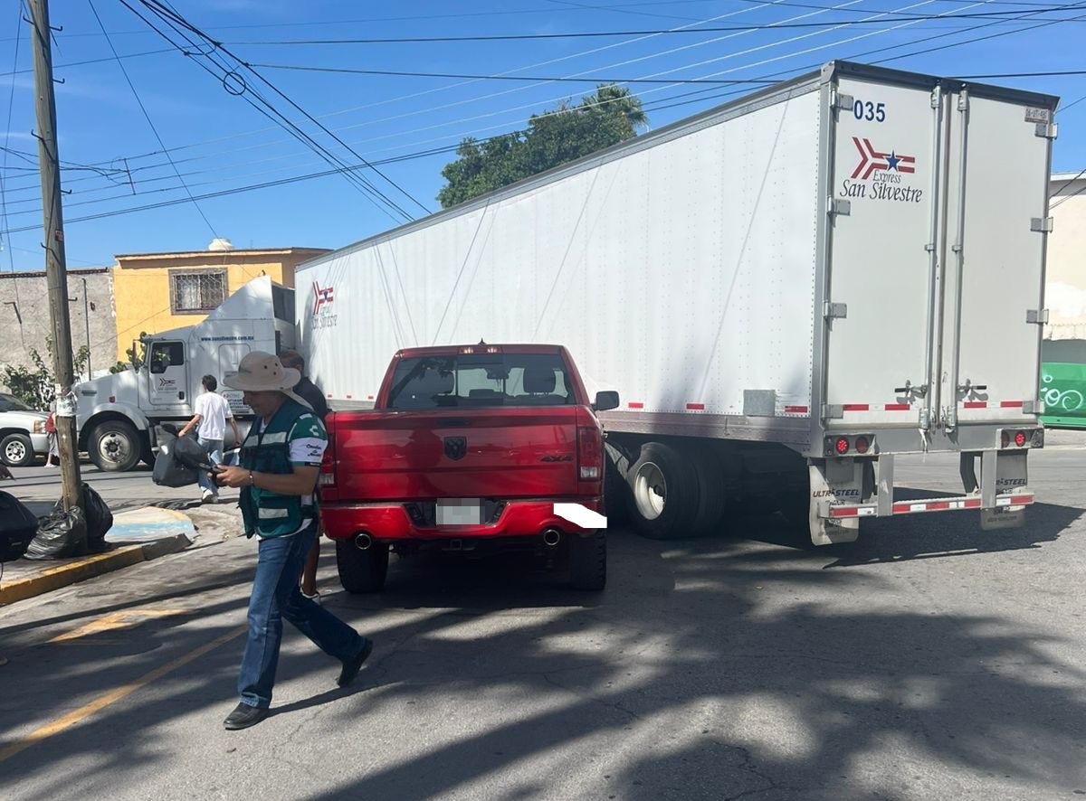 Tráiler le corta la circulación a camioneta en el Centro de Gómez Palacio