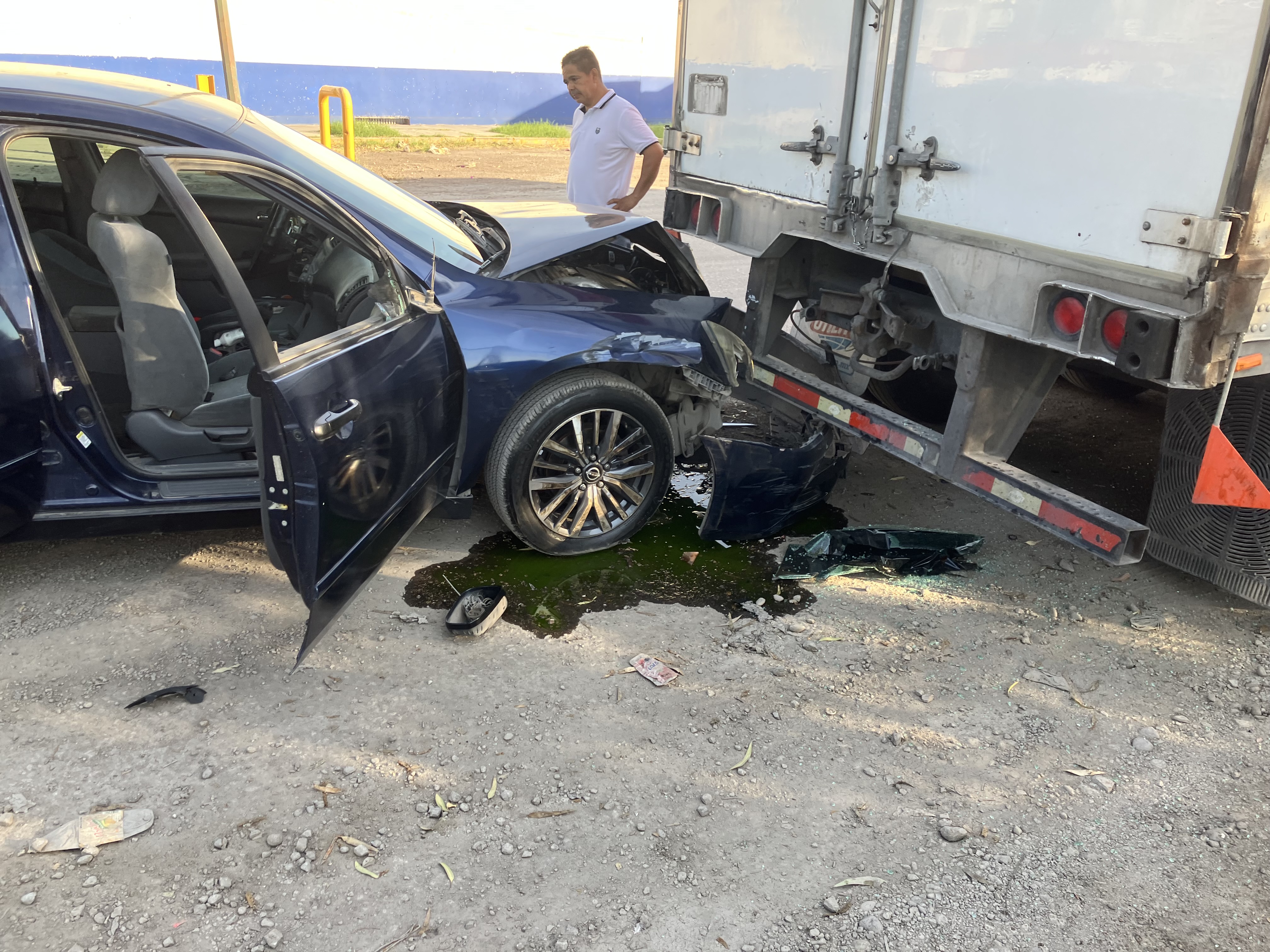 Auto se impacta contra tráiler en Gómez Palacio, una mujer resultó lesionada