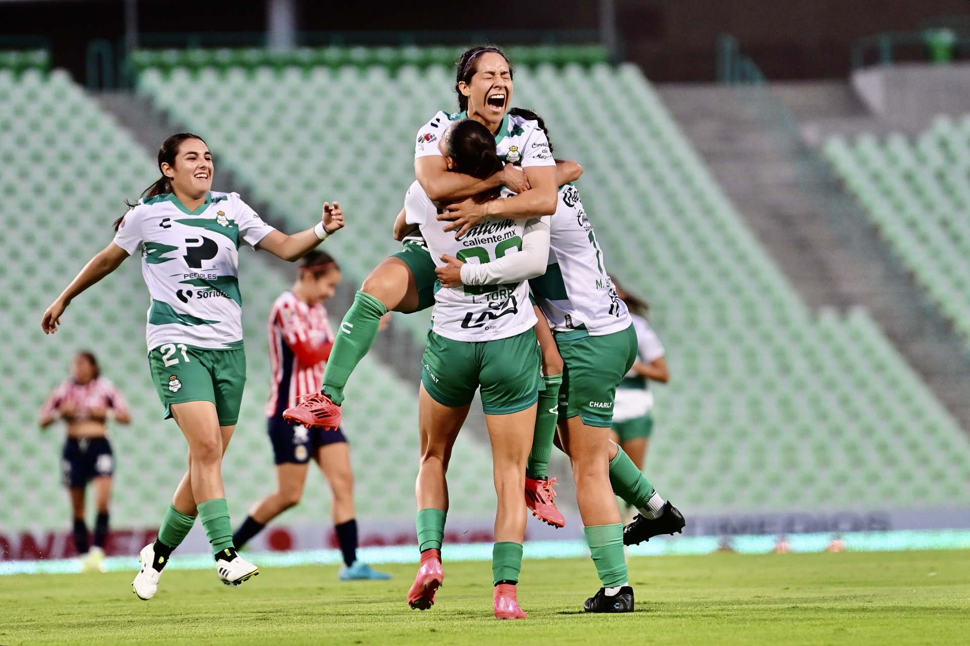 Guerreras rompen invicto de las Chivas en el Corona