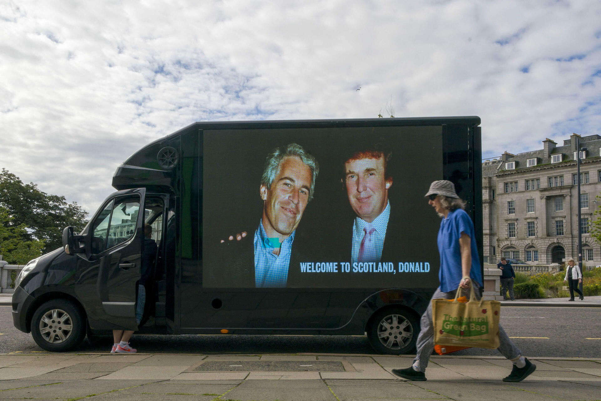 ¿Qué líder latinoamericano aparece en fotografía con Jeffrey Epstein?