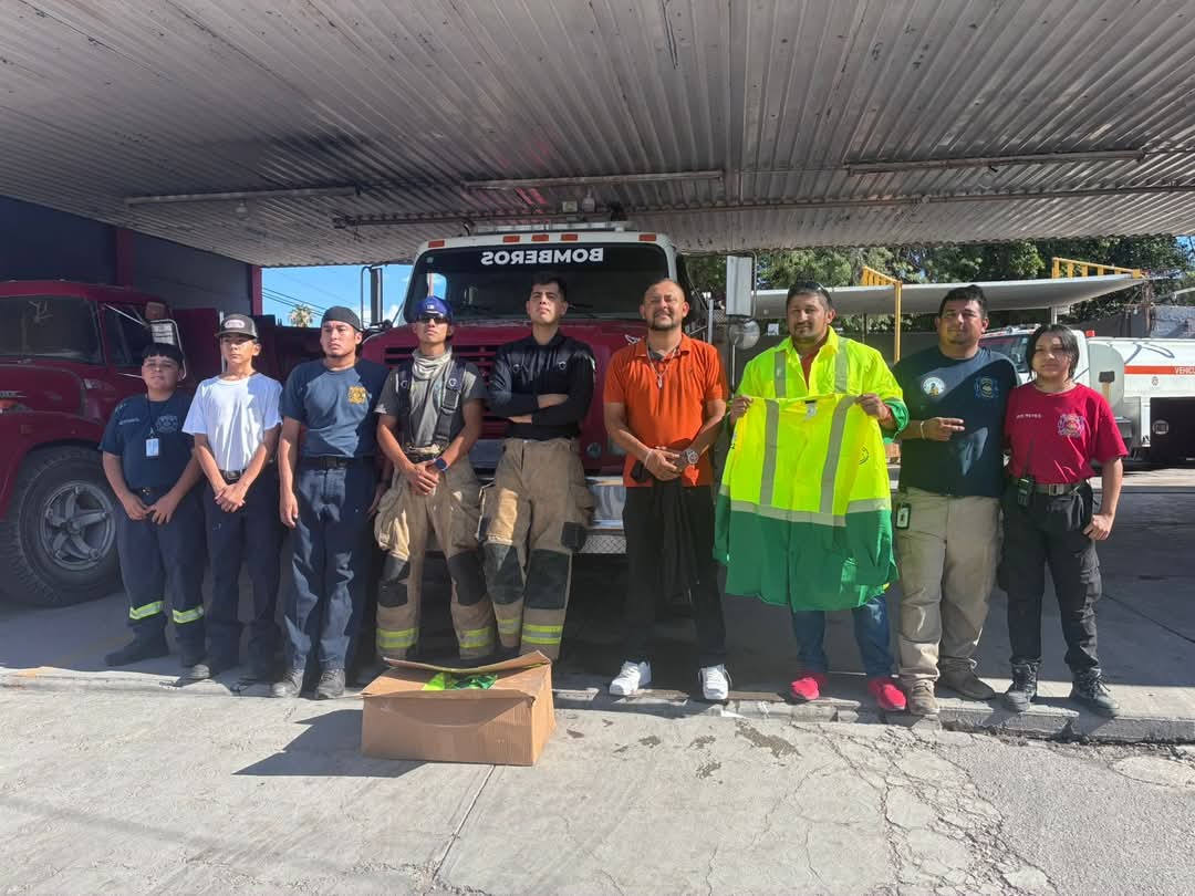Bomberos de San Pedro donan uniformes reflejantes a sus compañeros de Allende