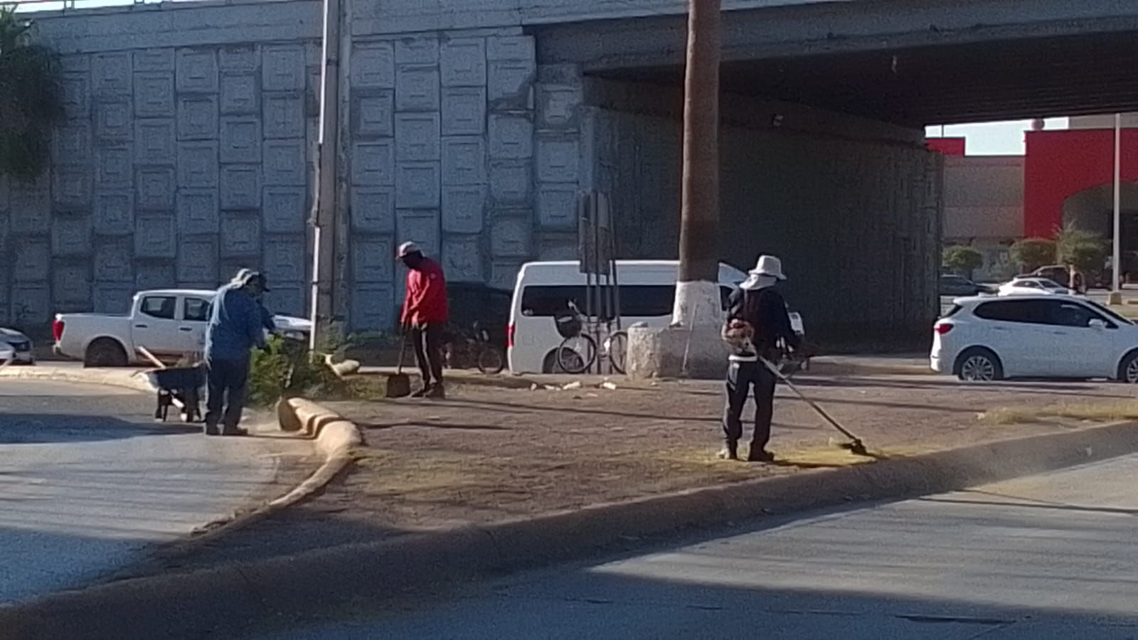 Realizan labores de limpieza en laterales del puente Hamburgo y carretera a Ciudad Juárez