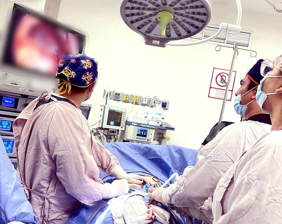 El médico Emiliano de la Torre realizó la primera  colecistectomía laparoscópica por puerto único, en el Hospital Nuevo de Gómez P. (EL SIGLO DE TORREÓN)