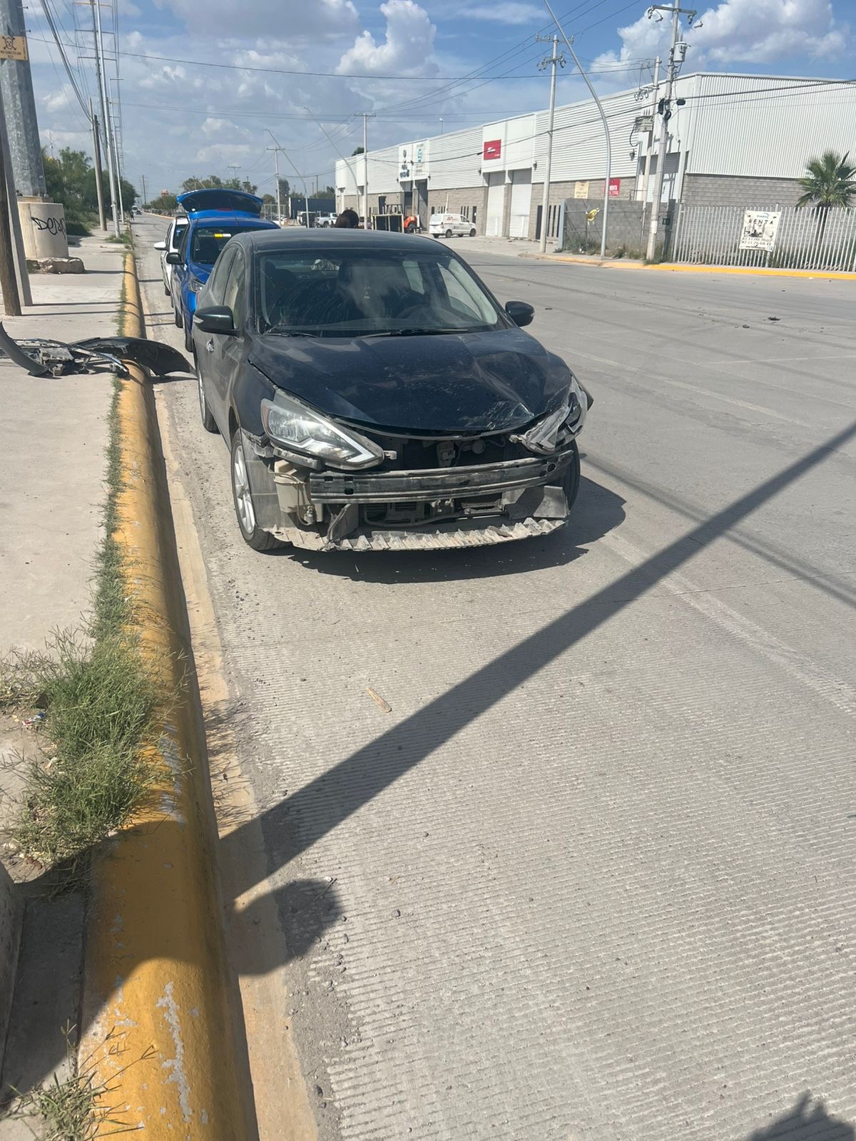 Chocan camioneta y sedán frente a la colonia Veredas de Santa Rita