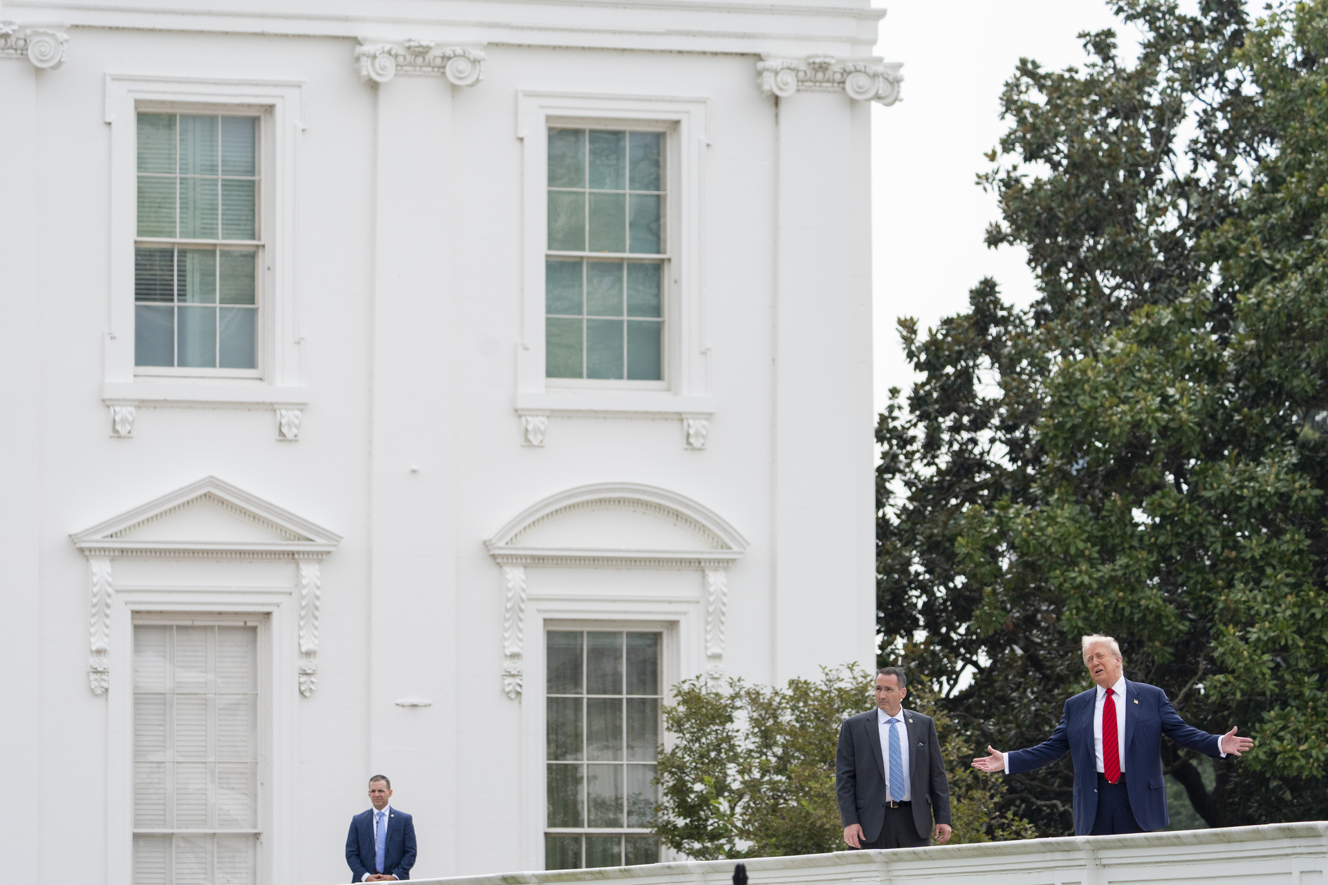 Donald Trump presume donación de su sueldo para renovar la Casa Blanca