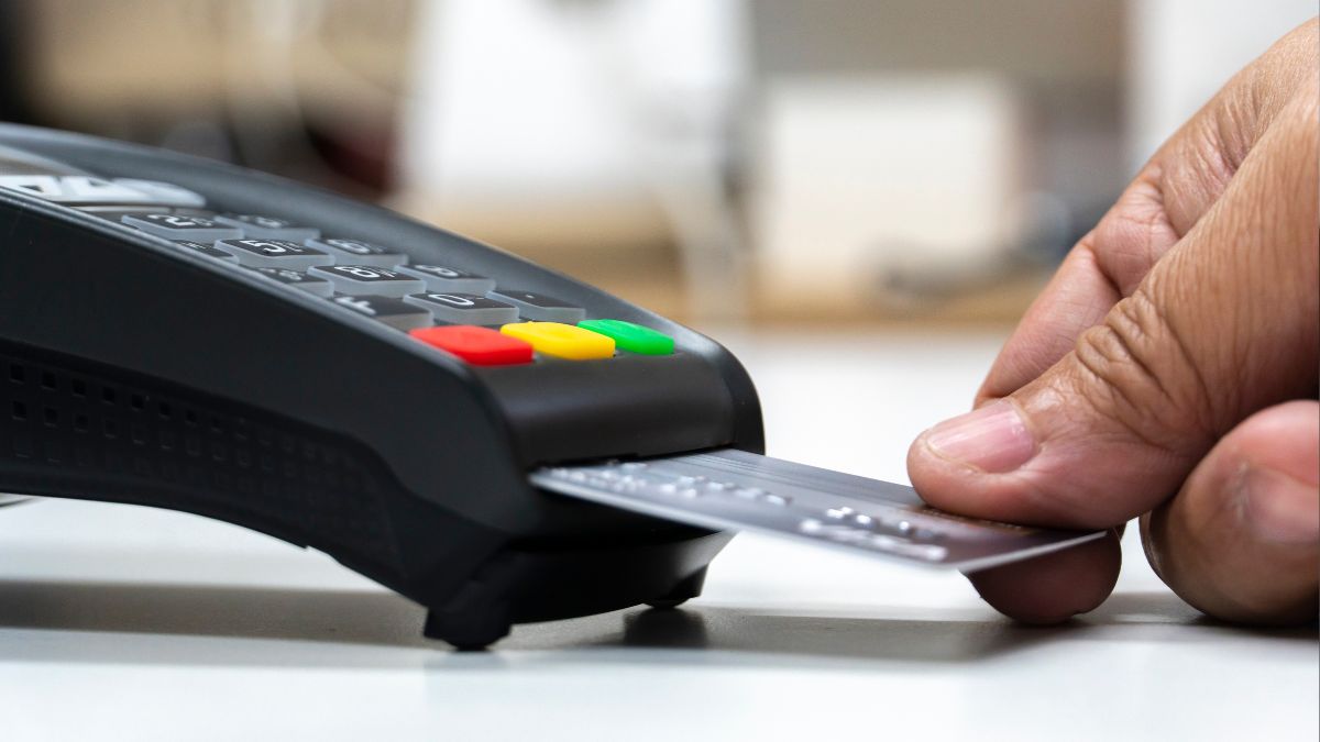 Prestar tu tarjeta de crédito puede traerte problemas con el SAT/ Especial