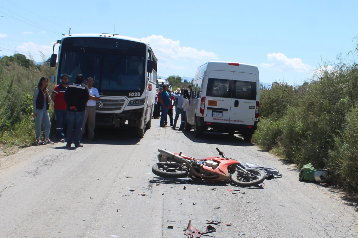Un motociclista sin vida y otro más grave, luego de protagonizar un doble accidente