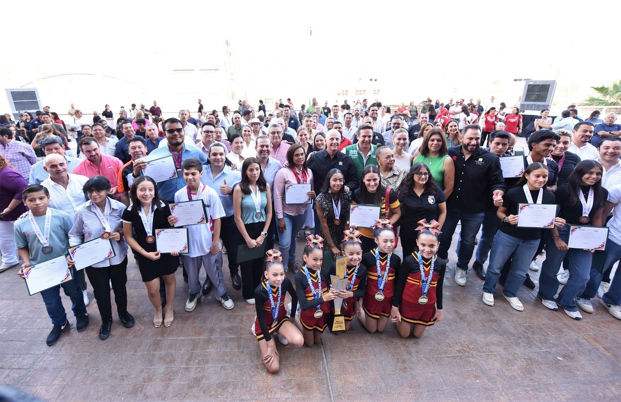 Atletas de diversas edades y disciplinas, fueron reconocidos en la explanada de la Presidencia Municipal de esta ciudad, como homenaje a la disciplina, esfuerzo y talento que les ha llevado a destacar.