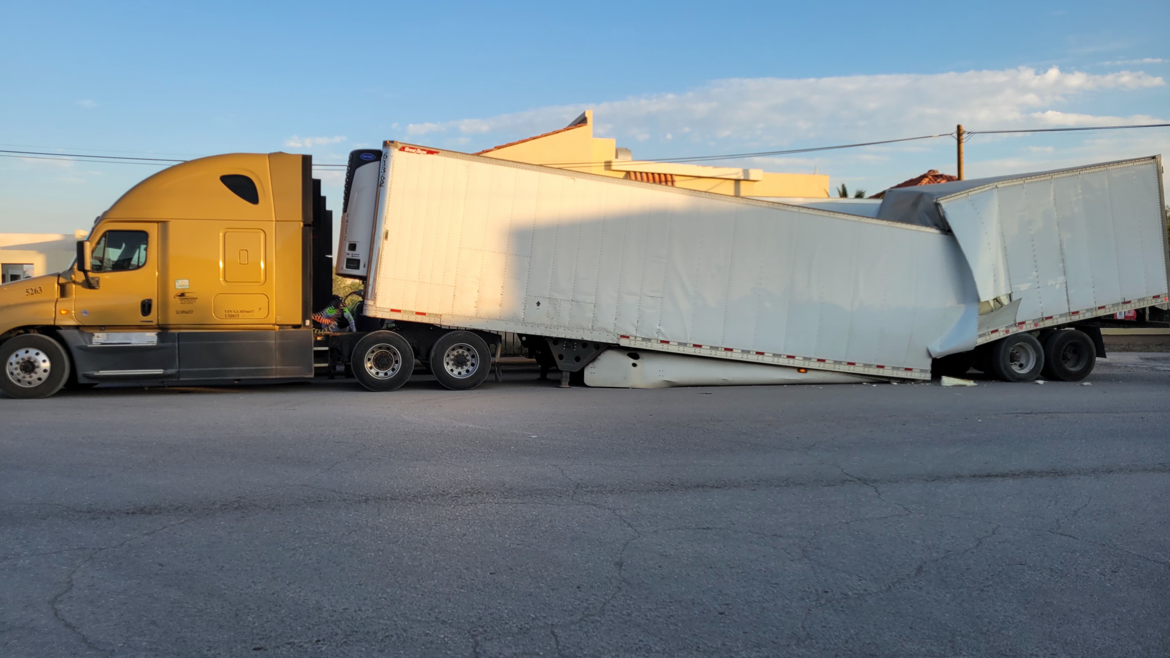 Caja de tráiler sufre daños al pasar un bordo en Gómez Palacio