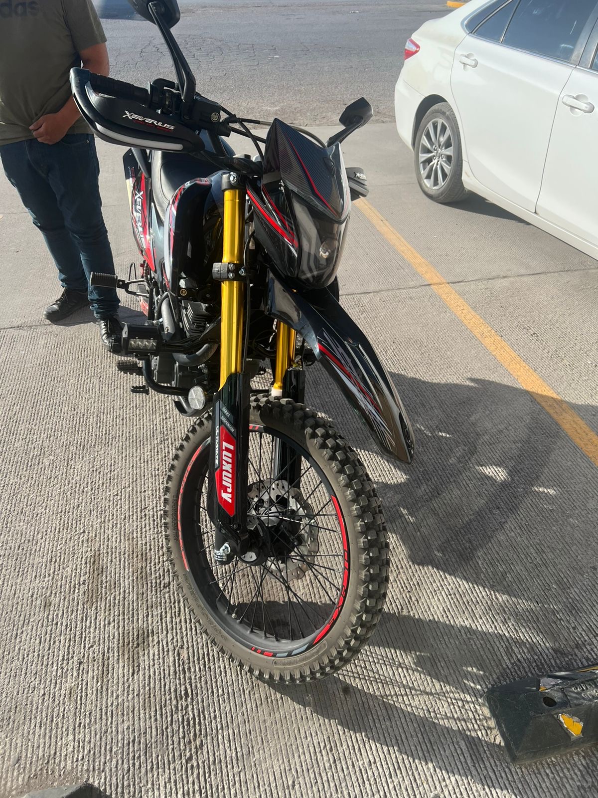 Joven motociclista se impacta contra camioneta en Gómez Palacio