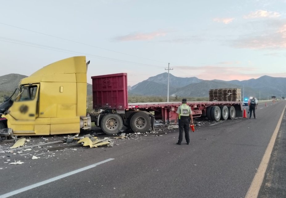 Chocan tráileres cerca de la caseta de León Guzmán en Lerdo