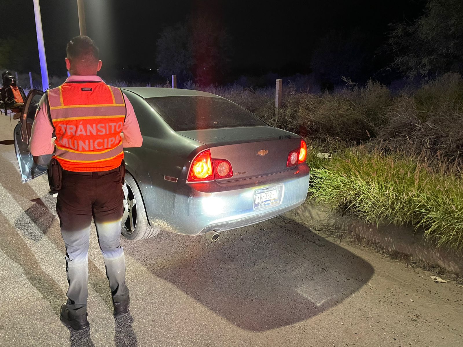 Conductora impacta vehículo contra camellón en el Nuevo Periférico
