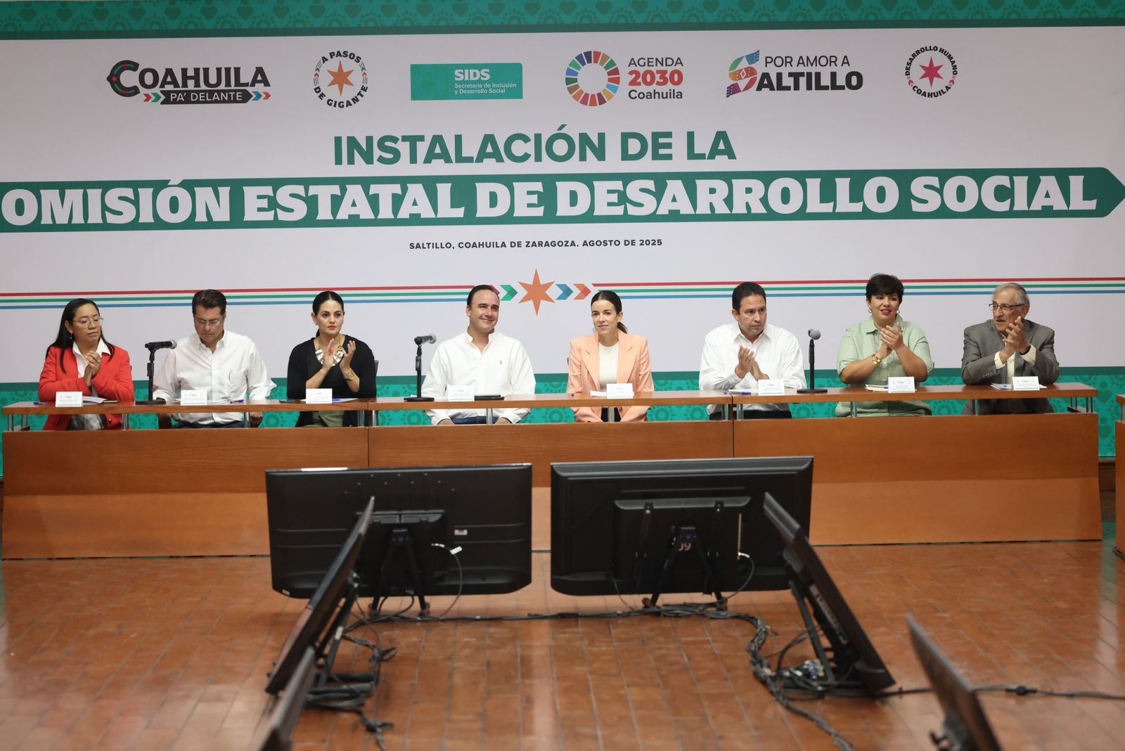 Manolo Jiménez toma protesta a miembros de la Comisión Estatal de Desarrollo Social
