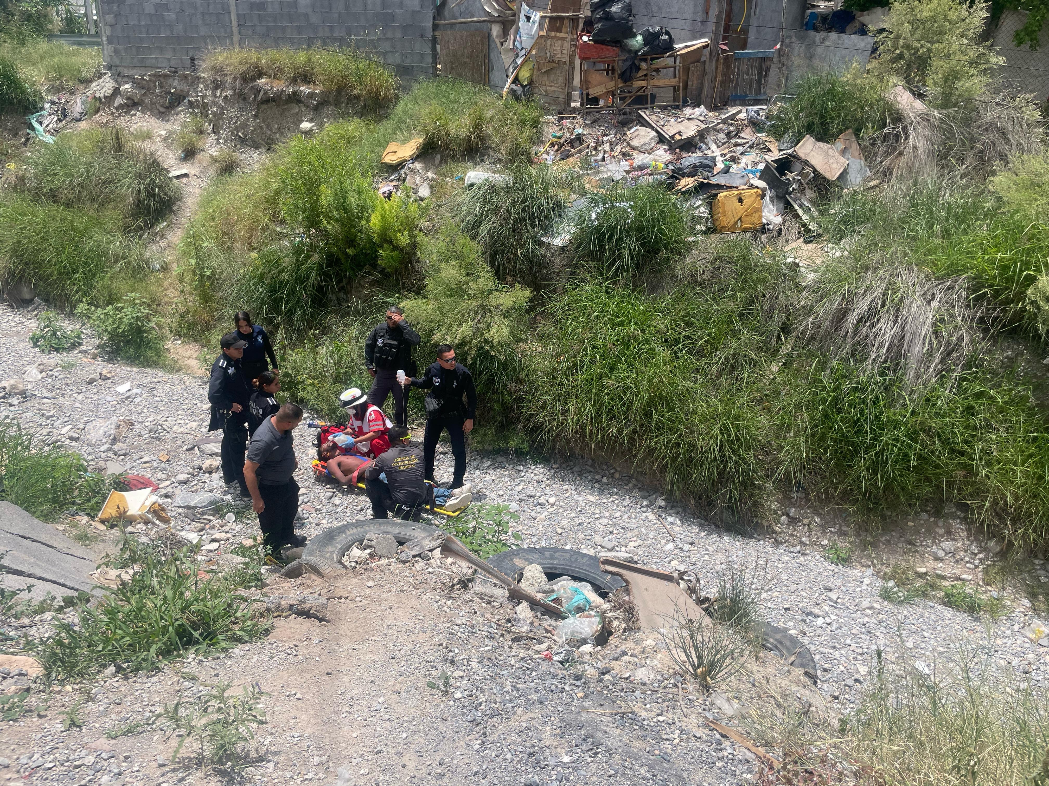 Encuentran a hombre con probable intoxicación en el fondo de un arroyo